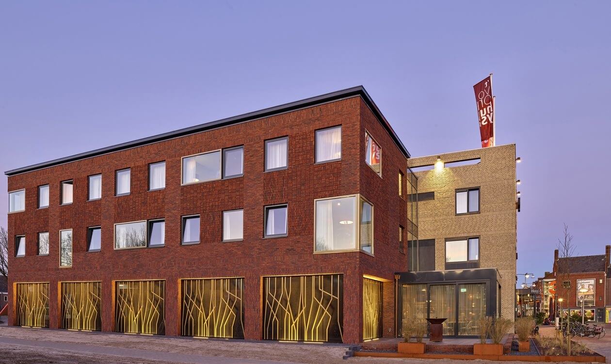 Grand cafe 't Voorhuys Emmeloord linkerzijaanzicht nacht