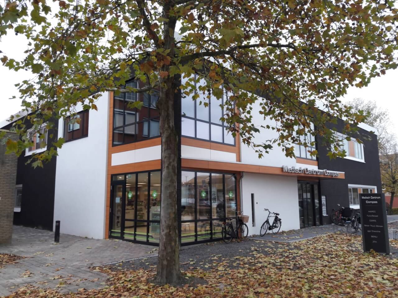 Gezondheidscentrum Emmer Compascuum aluminium montage kozijnen linker vooraanzicht