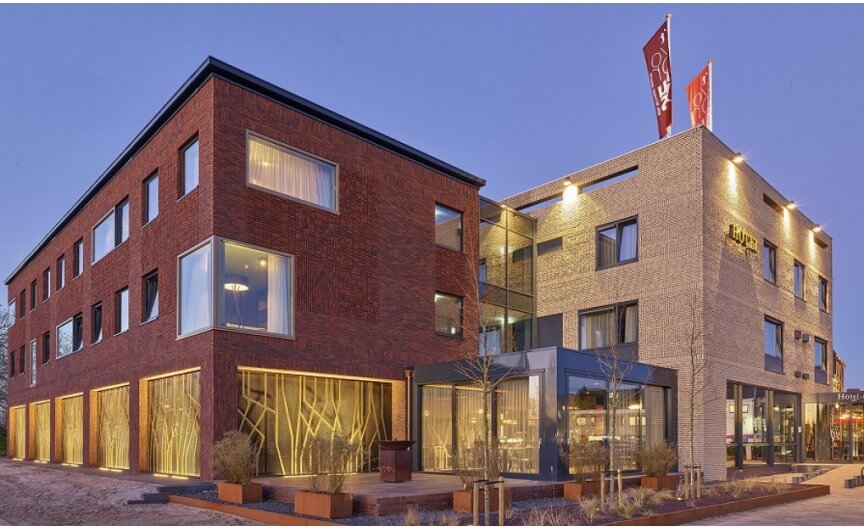 Grand cafe 't Voorhuys Emmeloord linker vooraanzicht nacht