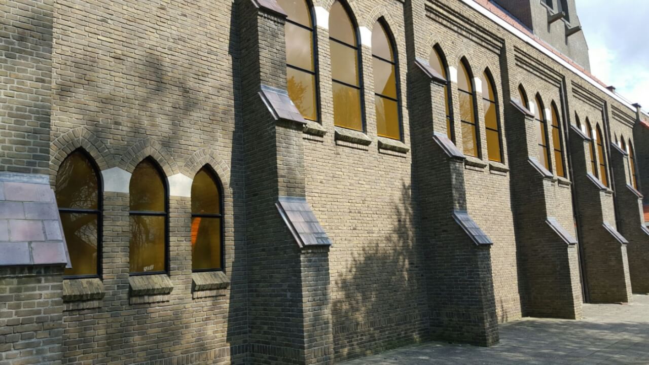 Kerk Steenwijksmoer zijaanzicht kozijnen
