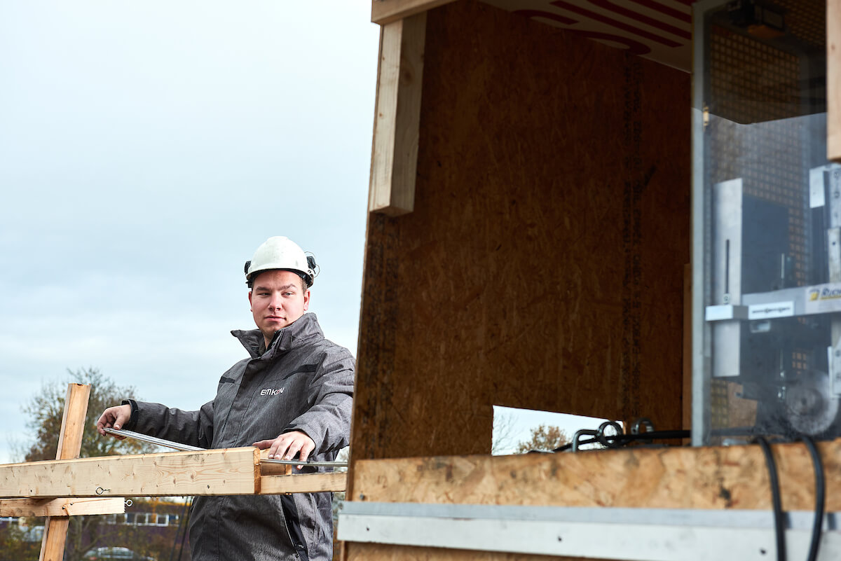 Emkon medewerker bewerkt aluminium kozijn