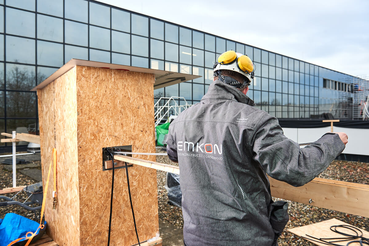 Emkon medewerker bewerkt aluminium kozijn