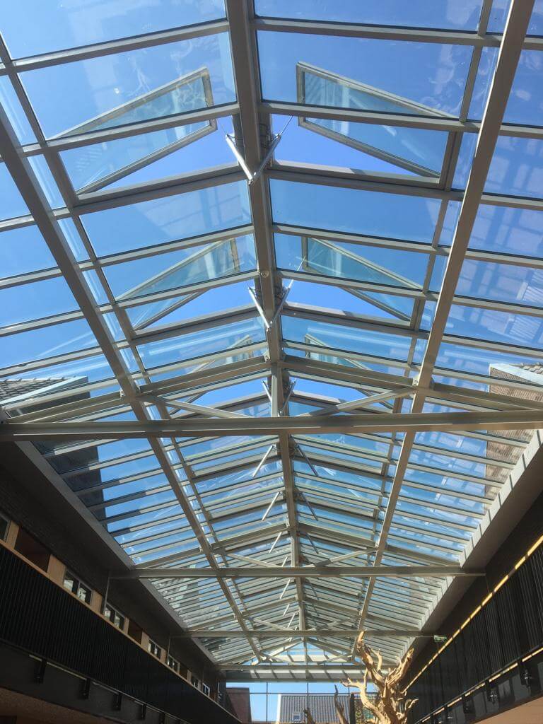 Onderhoud glazen dak binnen